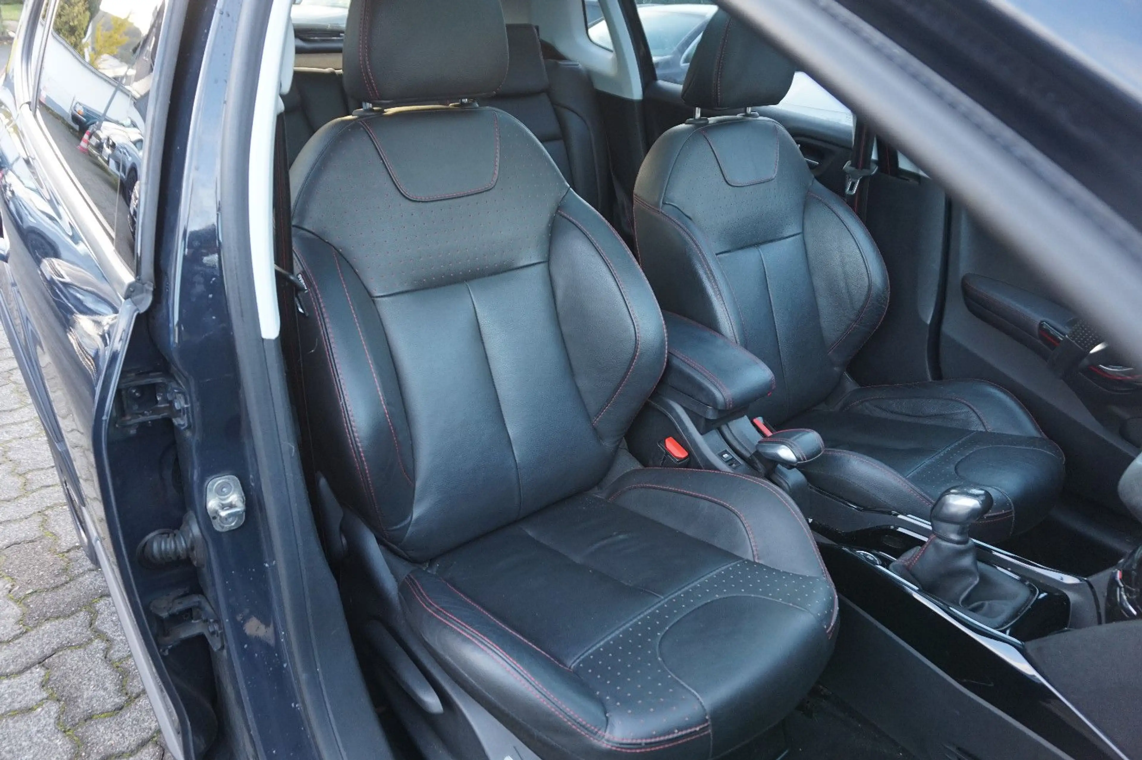 Peugeot 2008 Allure 110 Nur an Wiederverkäufer — photo 14