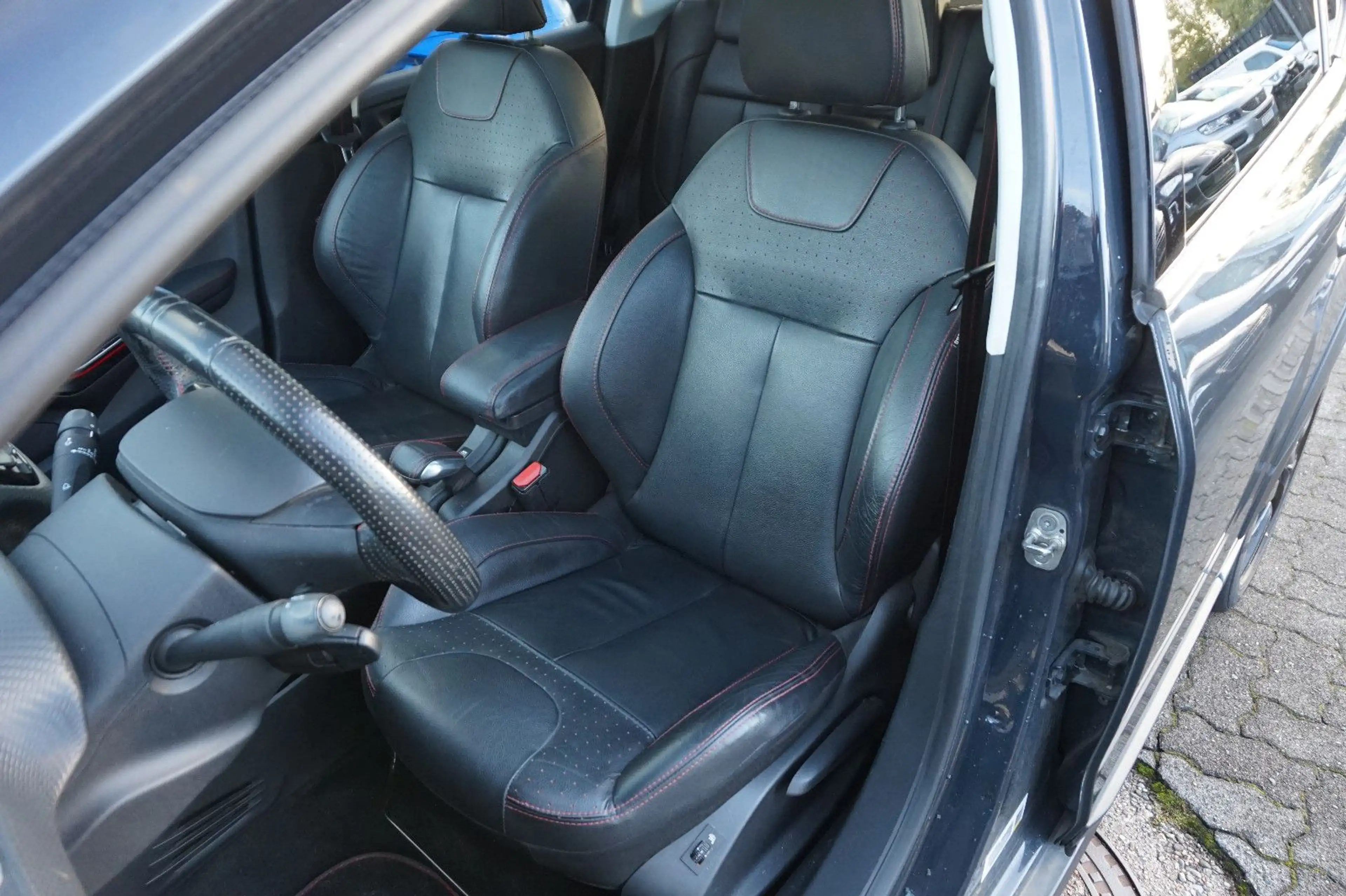 Peugeot 2008 Allure 110 Nur an Wiederverkäufer — photo 9