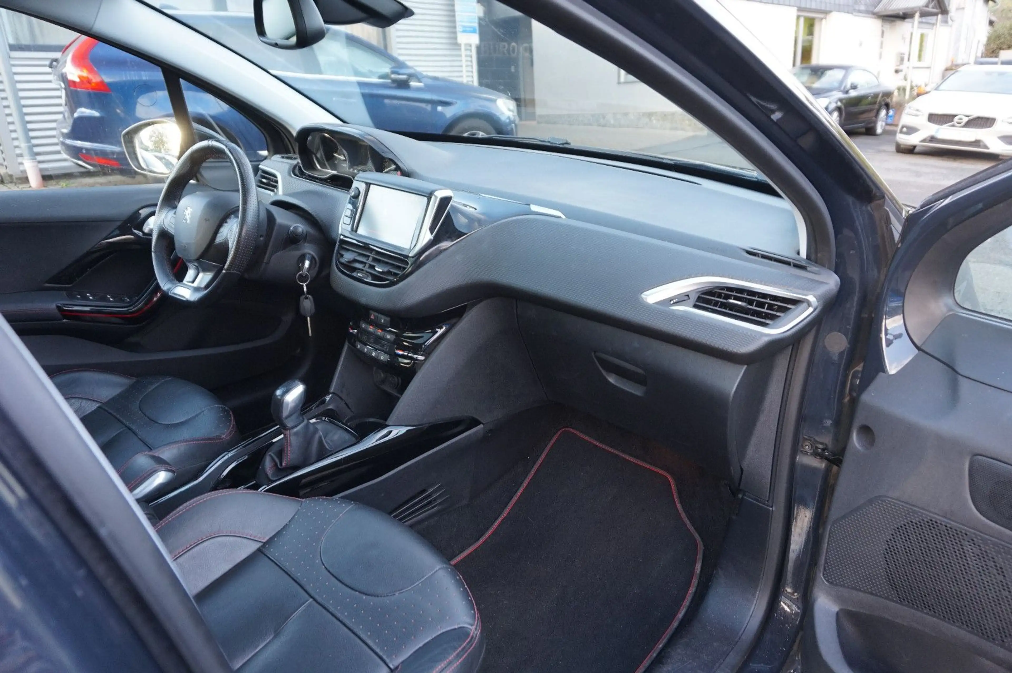 Peugeot 2008 Allure 110 Nur an Wiederverkäufer — photo 13