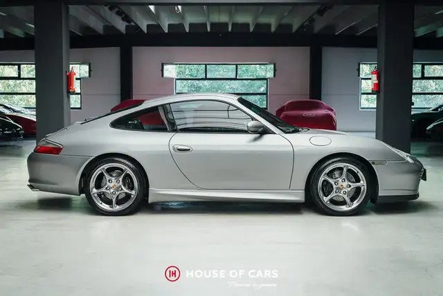 Porsche 911 view 5