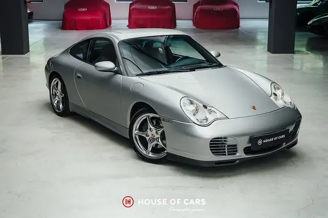 Porsche 911 view 4