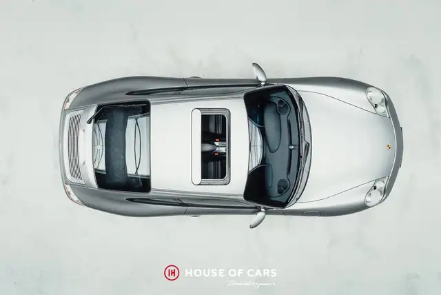 Porsche 911 view 6