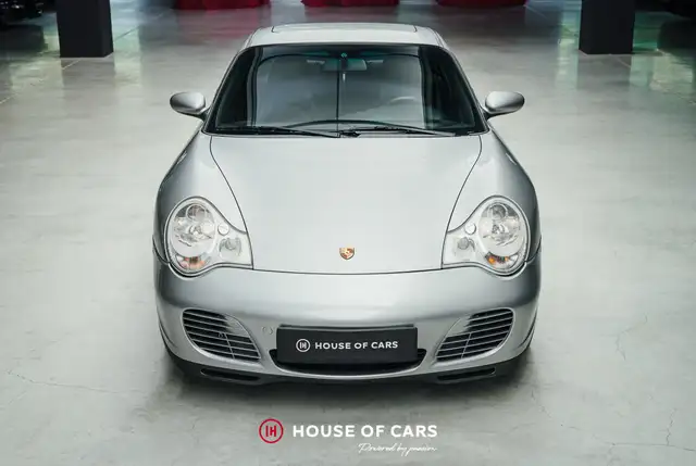 Porsche 911 view 3