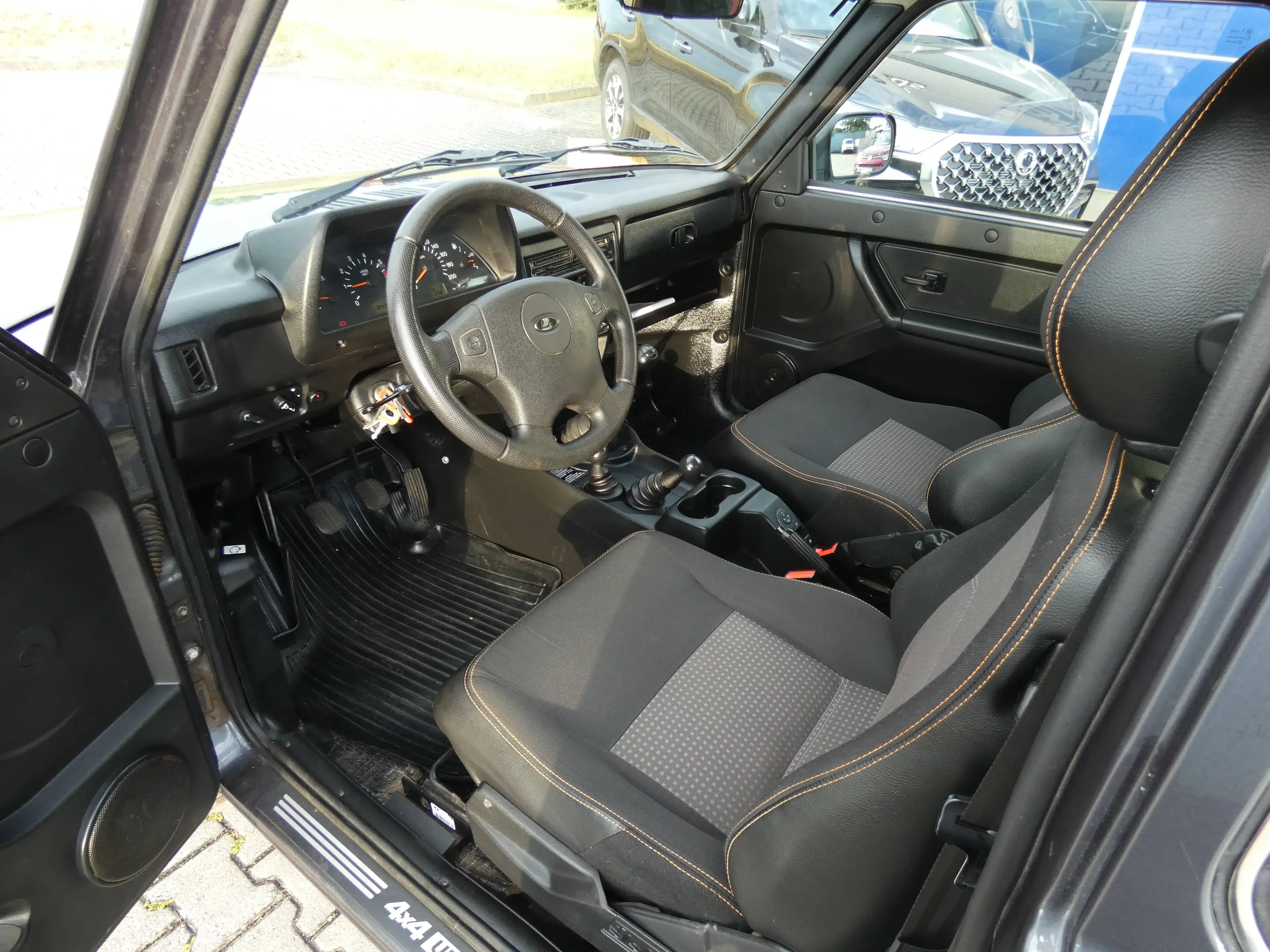 Lada Niva Legend 4x4 Urban 1,7 Sitzheizung, AHK mit 1900kg Anhängelast, Dachgepäckträger, TÜV bis 02.2028 — photo 8