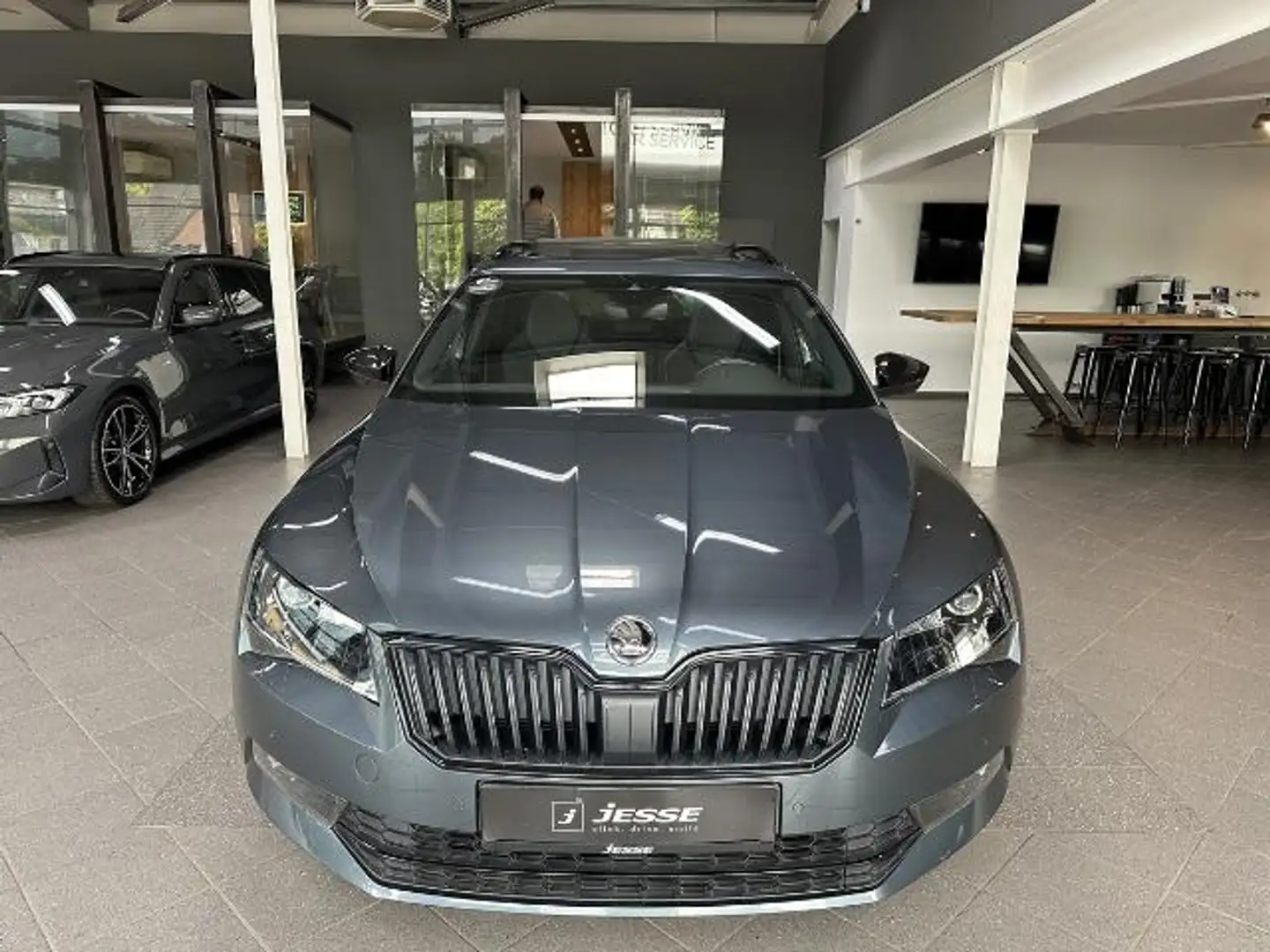 Skoda Superb Combi 2.0 TDI SportLine 4x4 Pano Canton AHK Grijs - 2