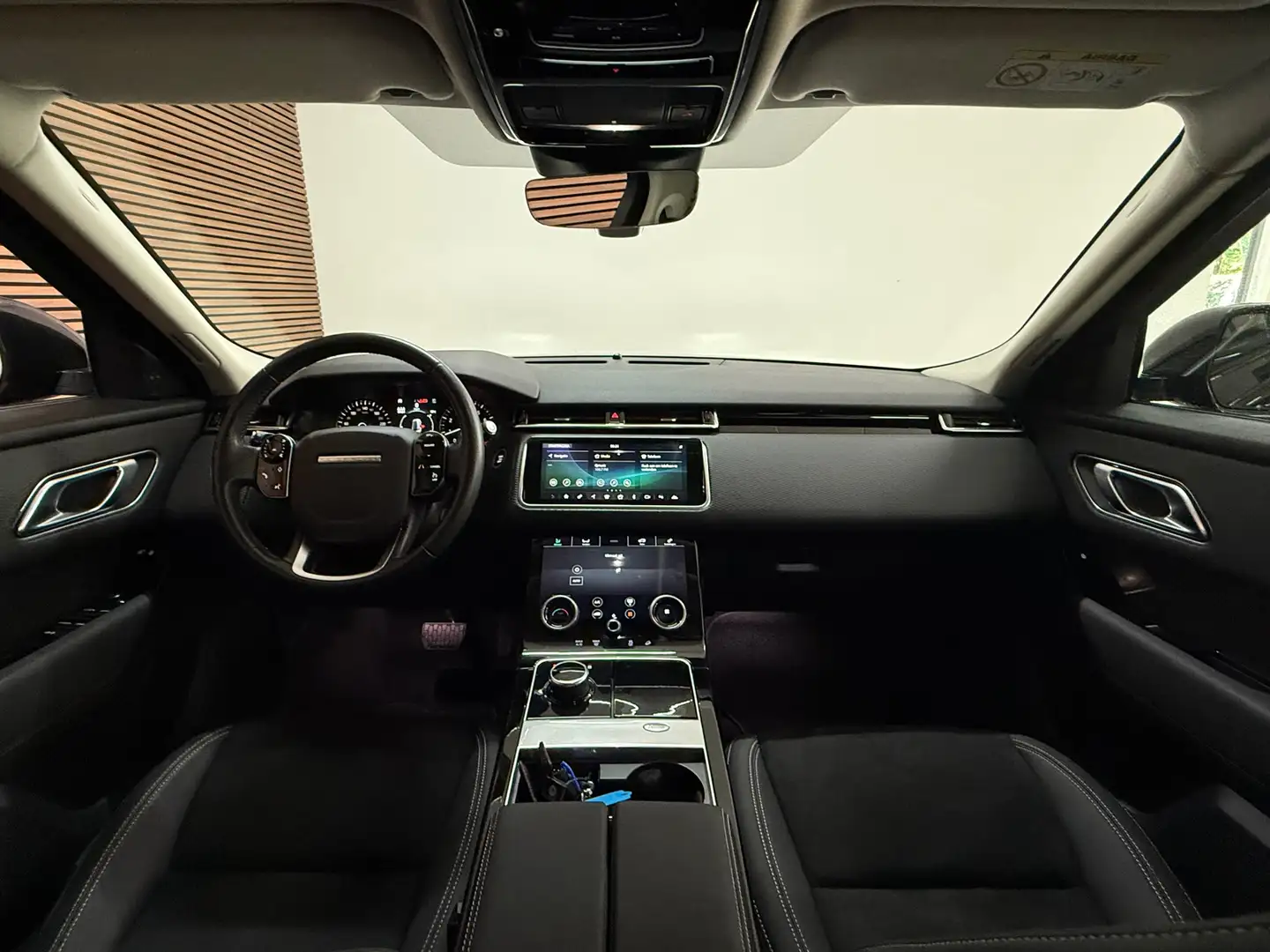 Land Rover Range Rover Velar 2.0 P250 Turbo AWD Zwart - 2
