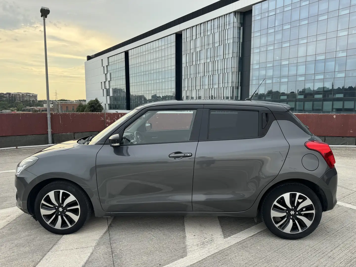 Suzuki Swift 1.2h Top 2wd my19 PREZZO REALE! FULL OPTIONAL!! Grau - 2
