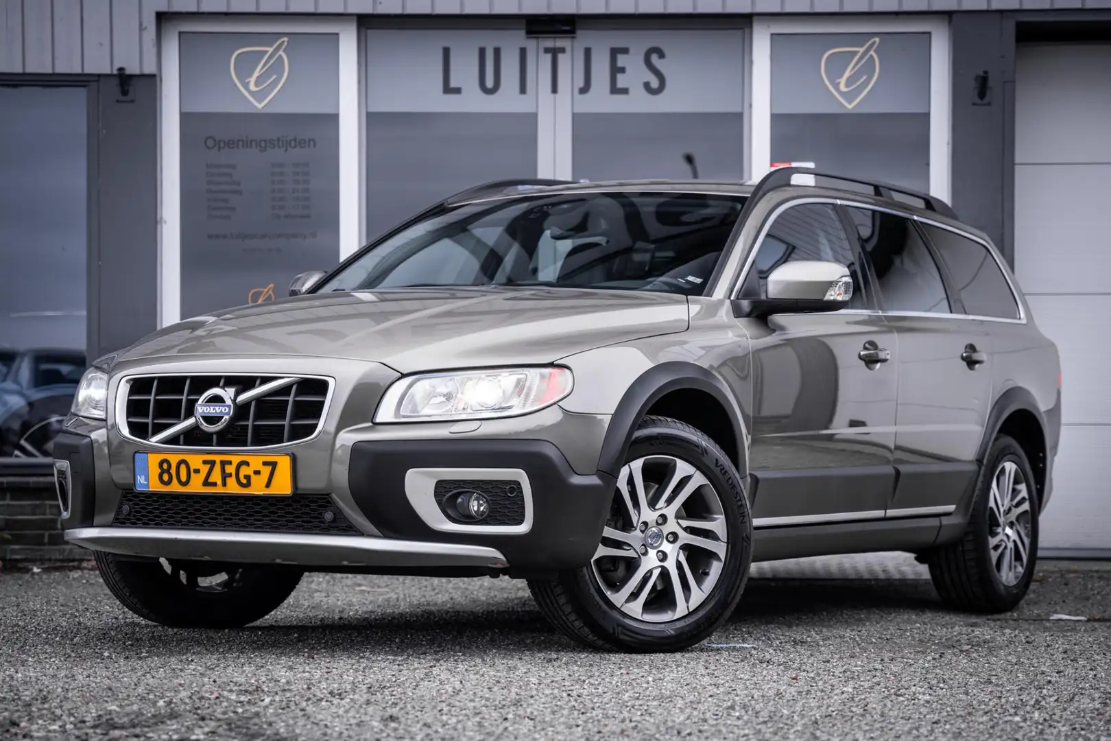 Volvo XC70 2.4 5-cilinder AWD Ocean Race I Leder I Trekhaak I Grijs - 1