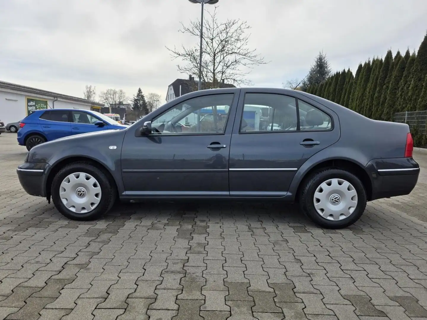 Volkswagen Bora 1.6 Lim. 4-trg. Klima el.FH ZV ESP TÜV 2026 Grau - 2