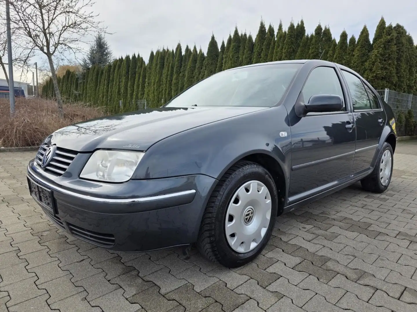 Volkswagen Bora 1.6 Lim. 4-trg. Klima el.FH ZV ESP TÜV 2026 Grau - 1