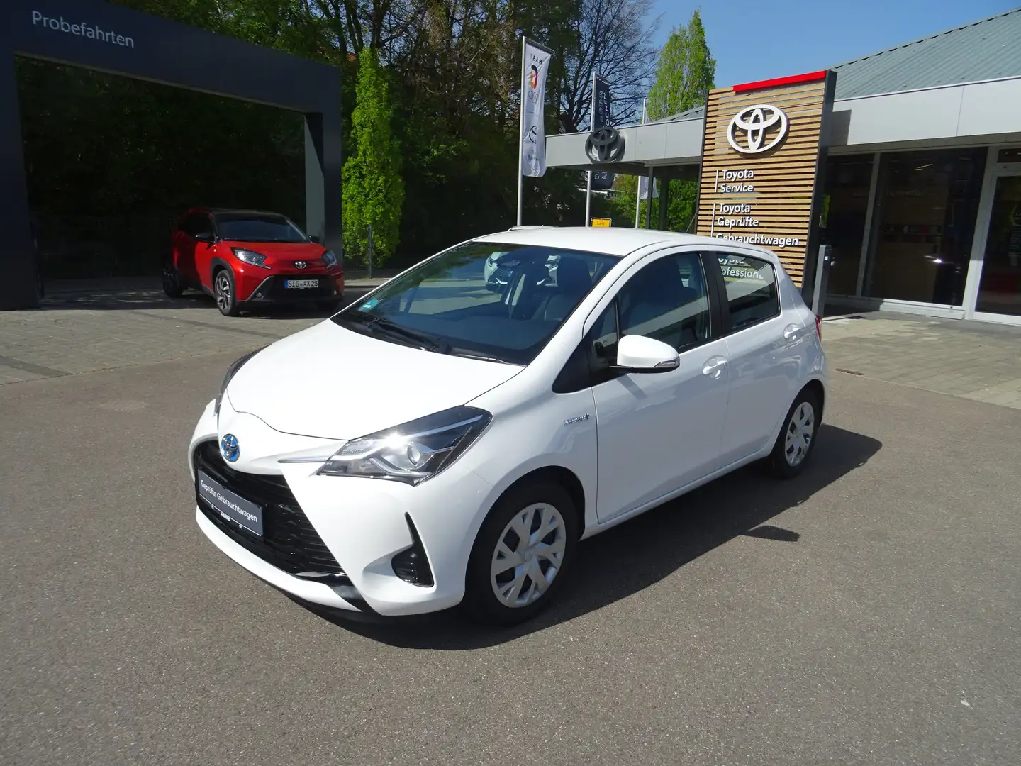 Toyota Yaris Hybrid Business Edition Blanc - 1