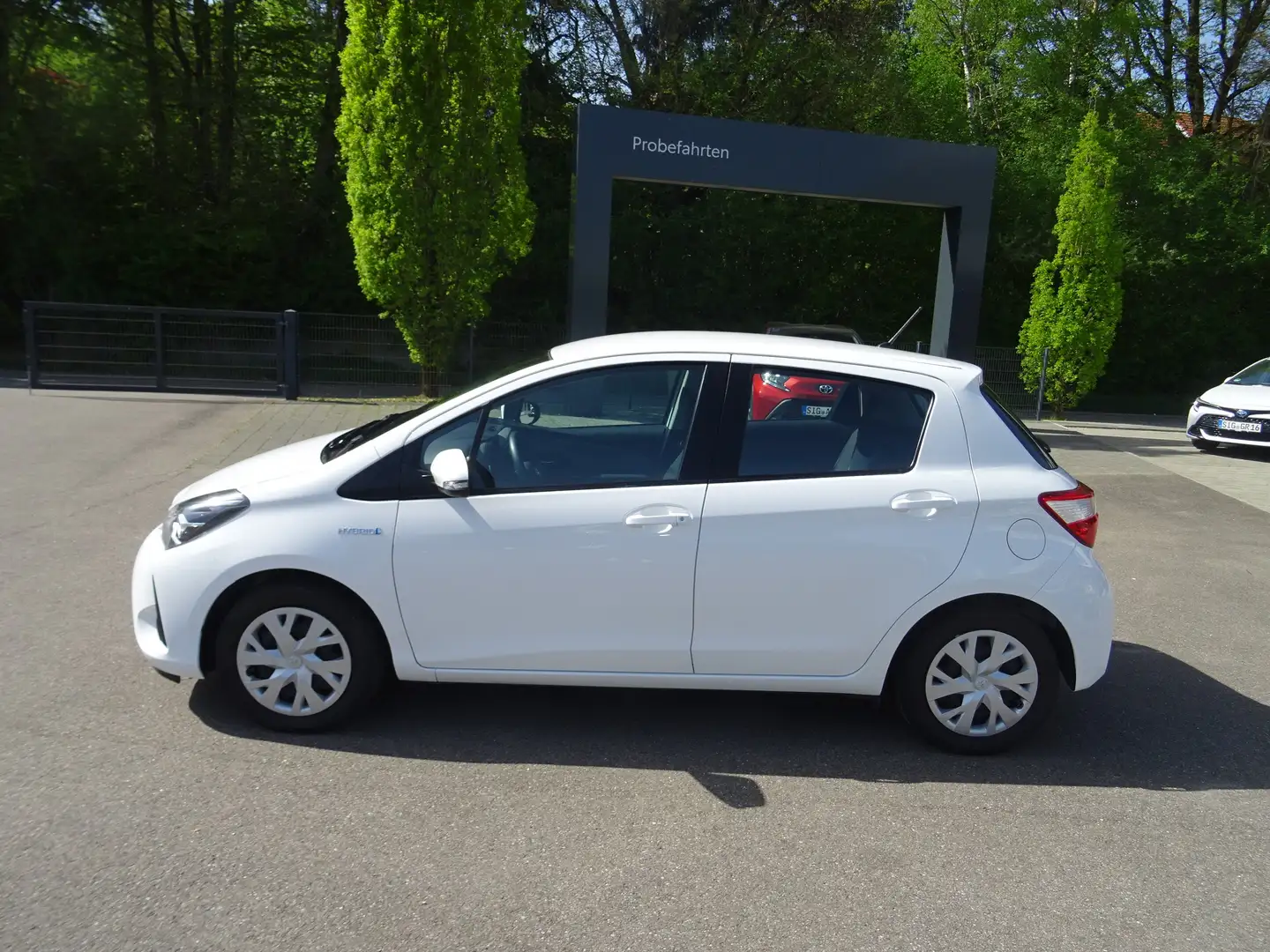 Toyota Yaris Hybrid Business Edition Blanc - 2