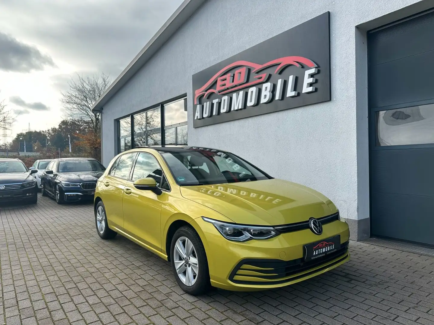 Volkswagen Golf VIII Lim. Life*Panorama*Matrix LED*Virtual* Gelb - 1