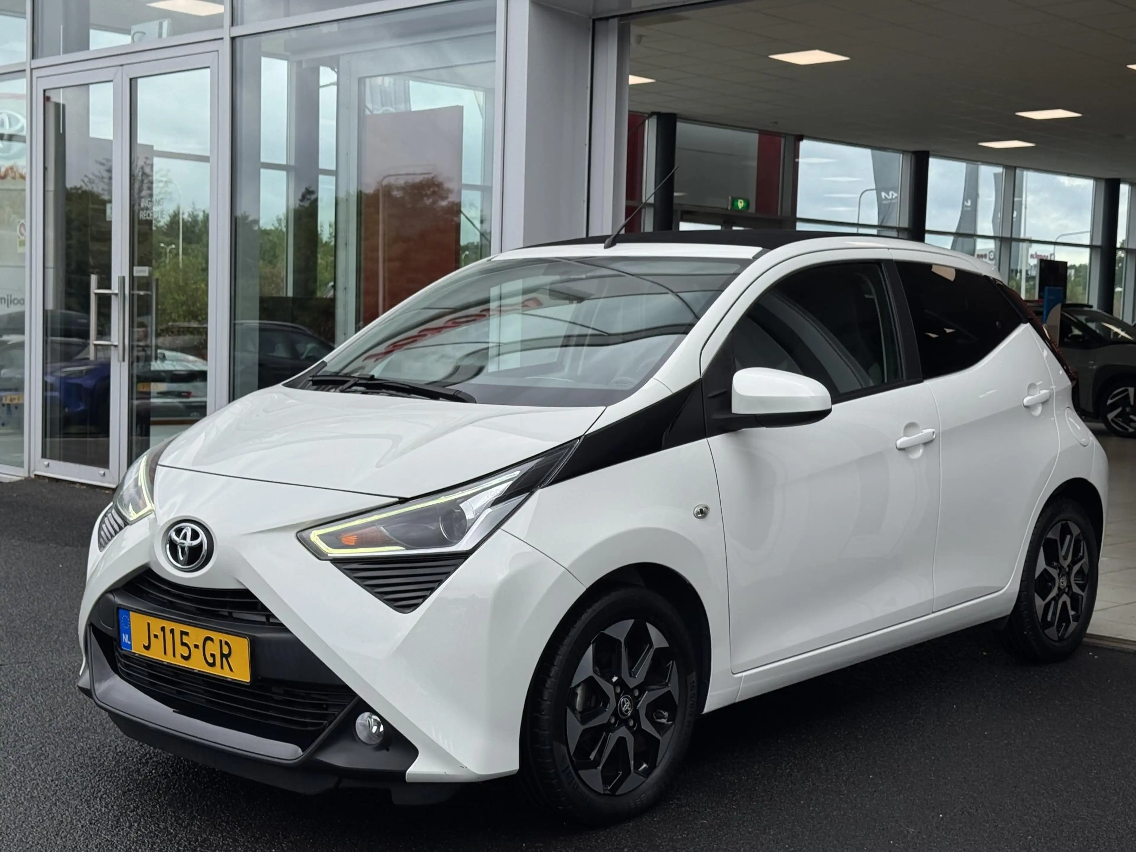 Toyota Aygo 1.0 VVT-i x-joy cabrio — photo 4
