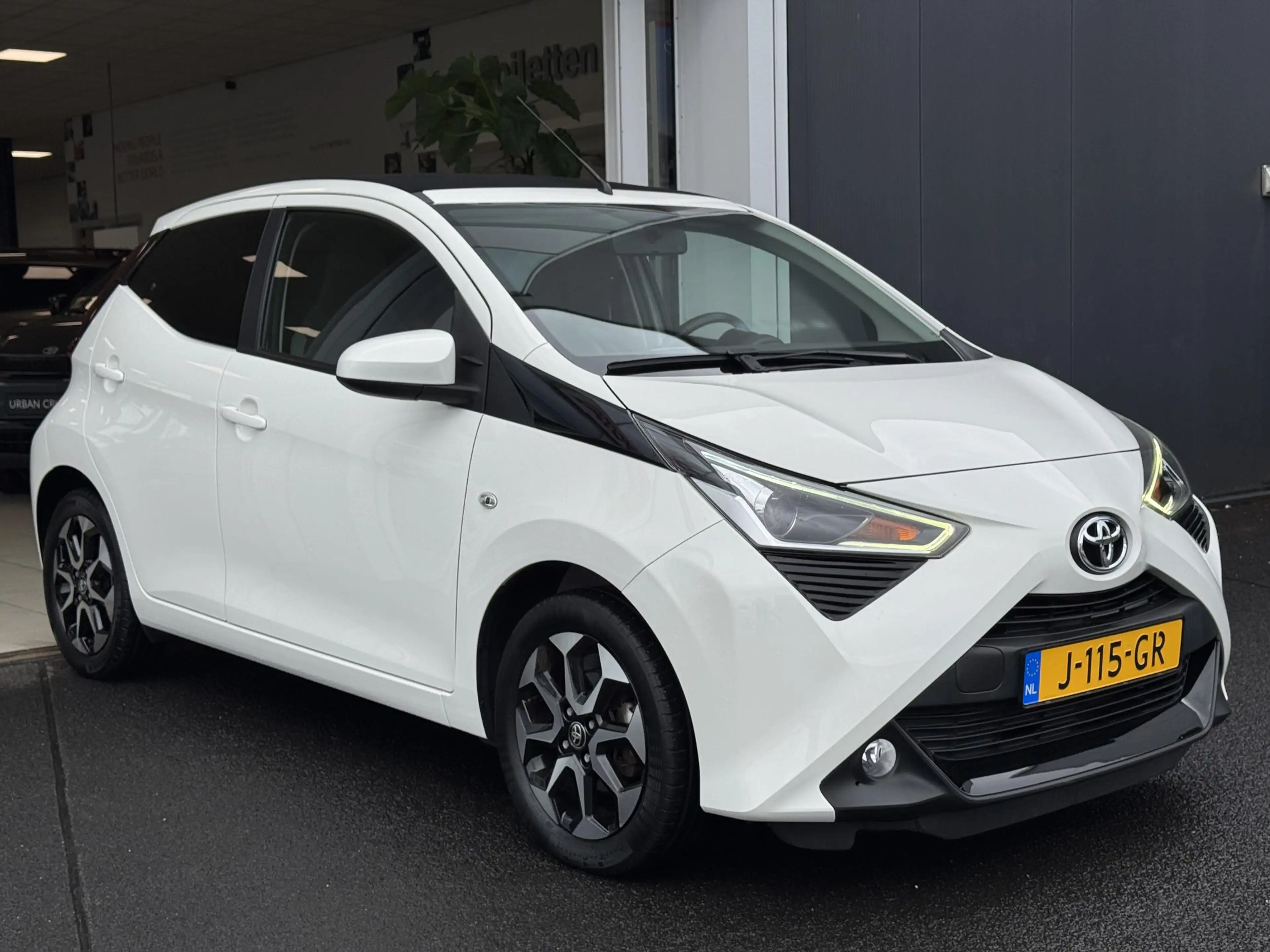 Toyota Aygo 1.0 VVT-i x-joy cabrio — photo 3