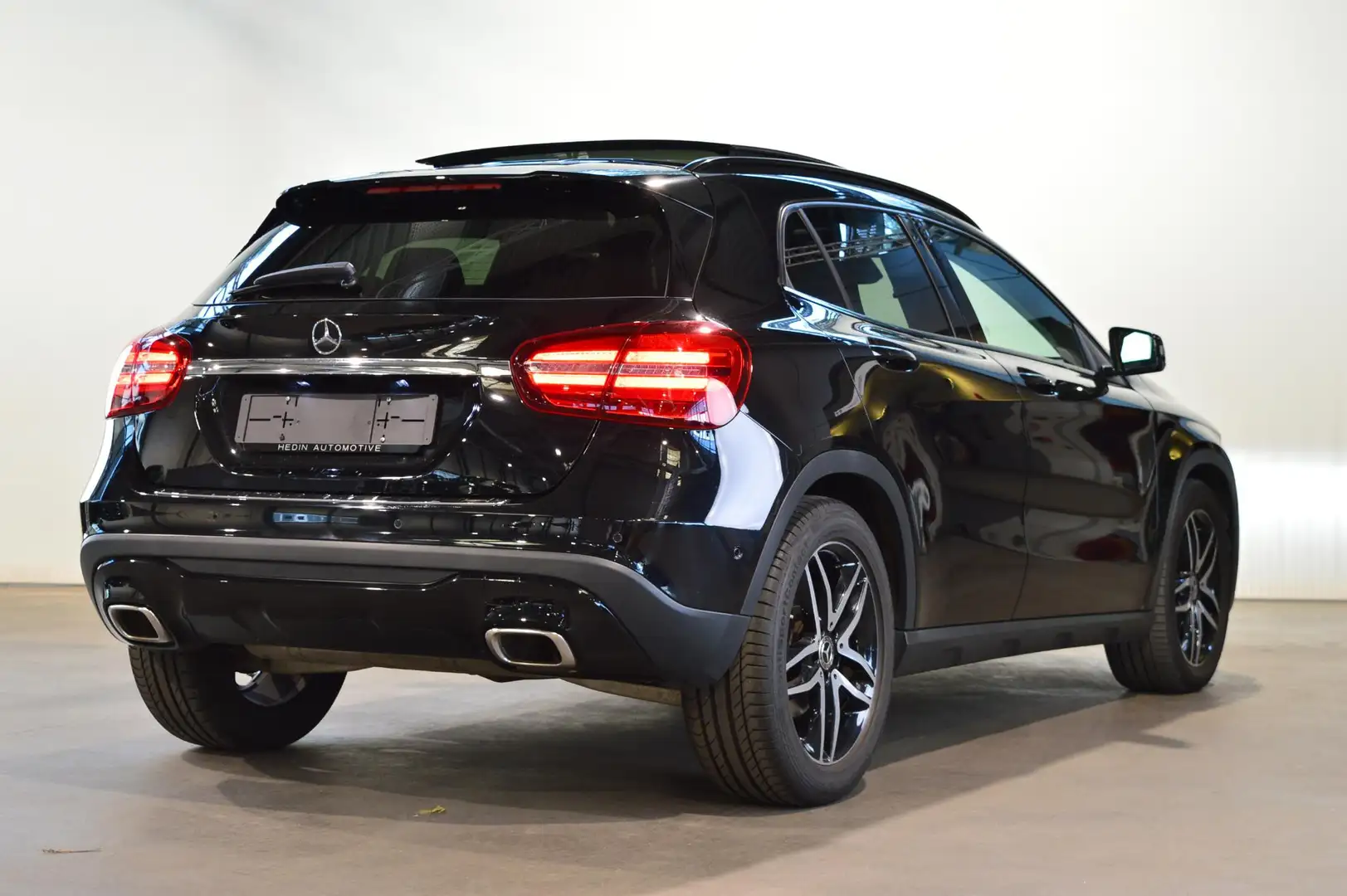 Mercedes-Benz GLA 200 PANO | NAVI | HEATED SEATS | PARK ASSIST Schwarz - 2