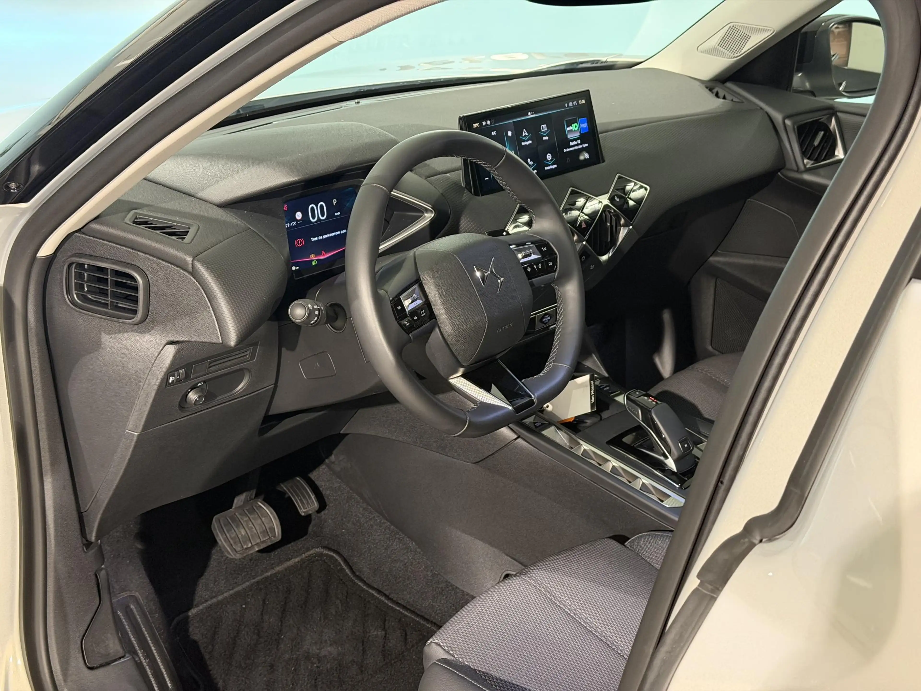DS Automobiles DS 3 1.2 Hybrid 145 Ligne Business — photo 5
