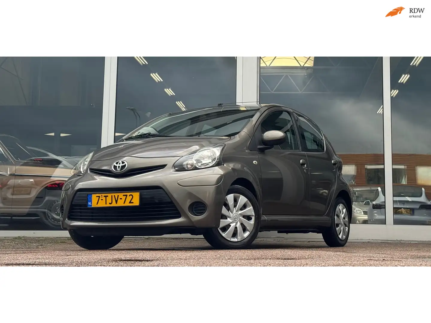 Toyota Aygo 1.0i 12V VVT-i Comfort 5d Airco APK 14-10-2026 Bruin - 1