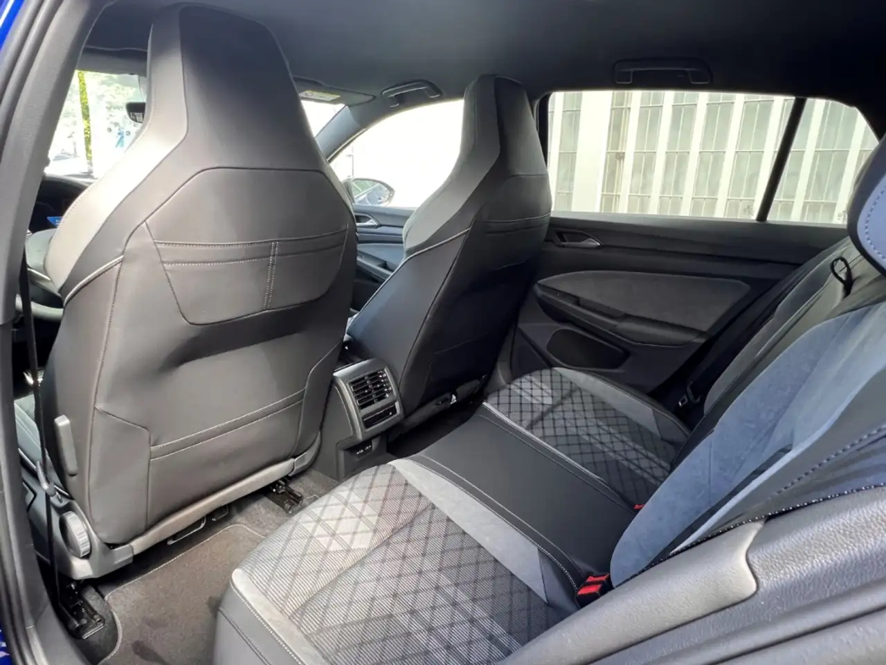 Volkswagen Golf VIII R-Line eTSI 1.5 LED Navi Kurvenlicht ACC Park 10