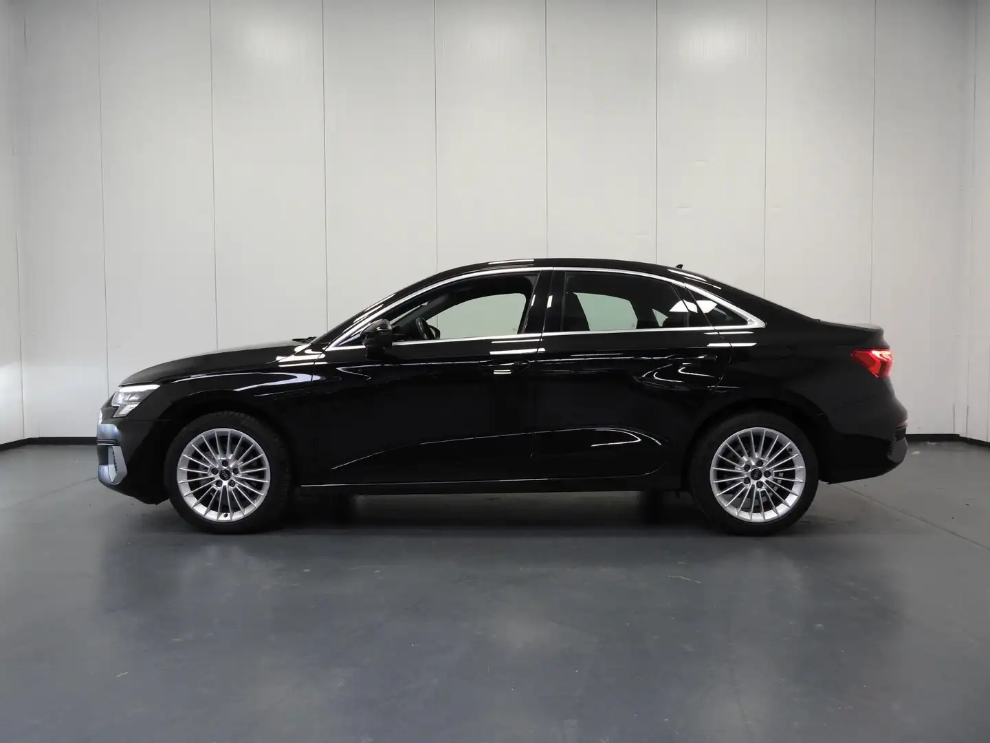 Audi A3 Limousine 30 TFSI Aut. Advanced Edition NAVI/VIRTU Noir - 2