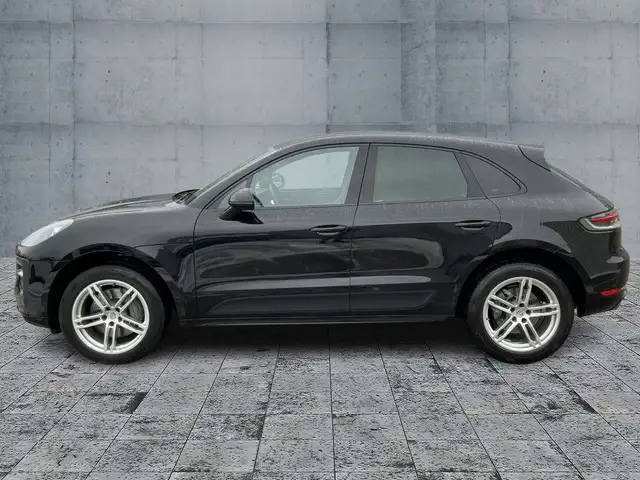 Porsche Macan view 4