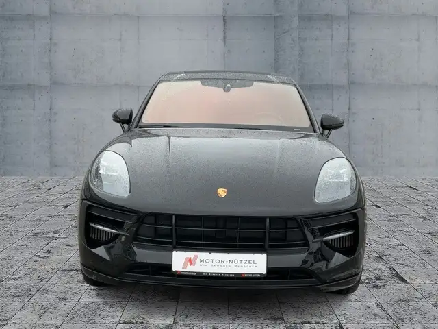 Porsche Macan view 3