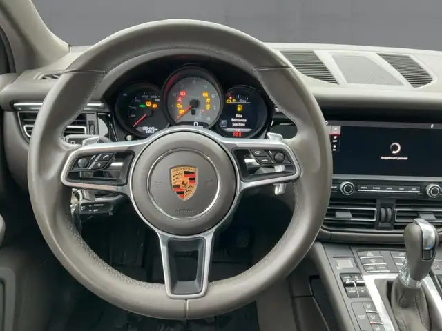 Porsche Macan view 10