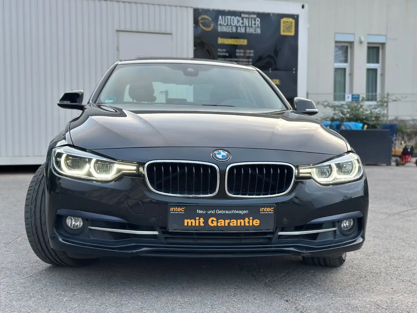 BMW 320 i Sport Line*LED*Servicegepflegt* Negro - 2