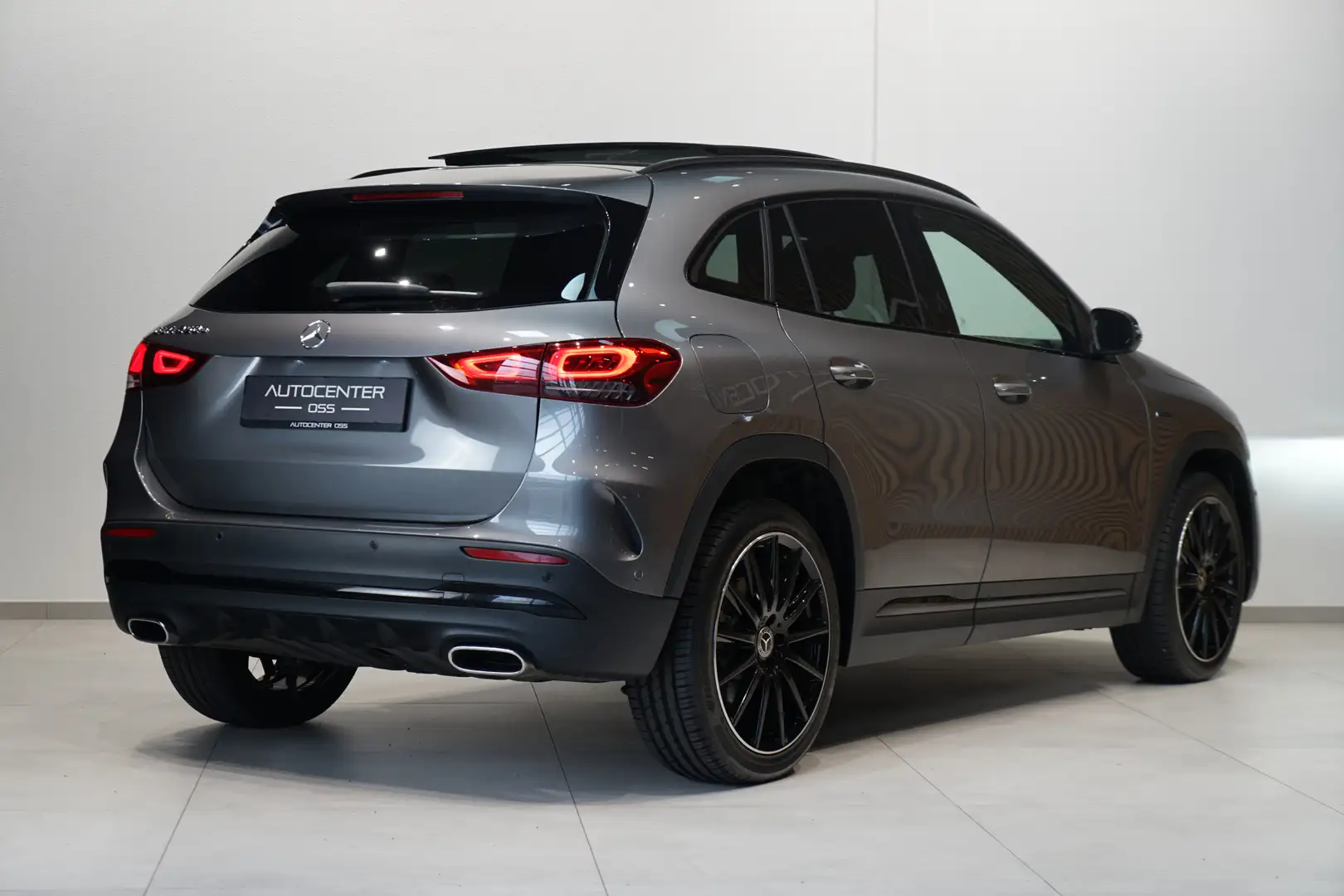 Mercedes-Benz GLA 250 e AMG ✅ PANO ✅ CARBON ✅ NIGHT ✅ CAMERA ✅ SFEER Grijs - 2