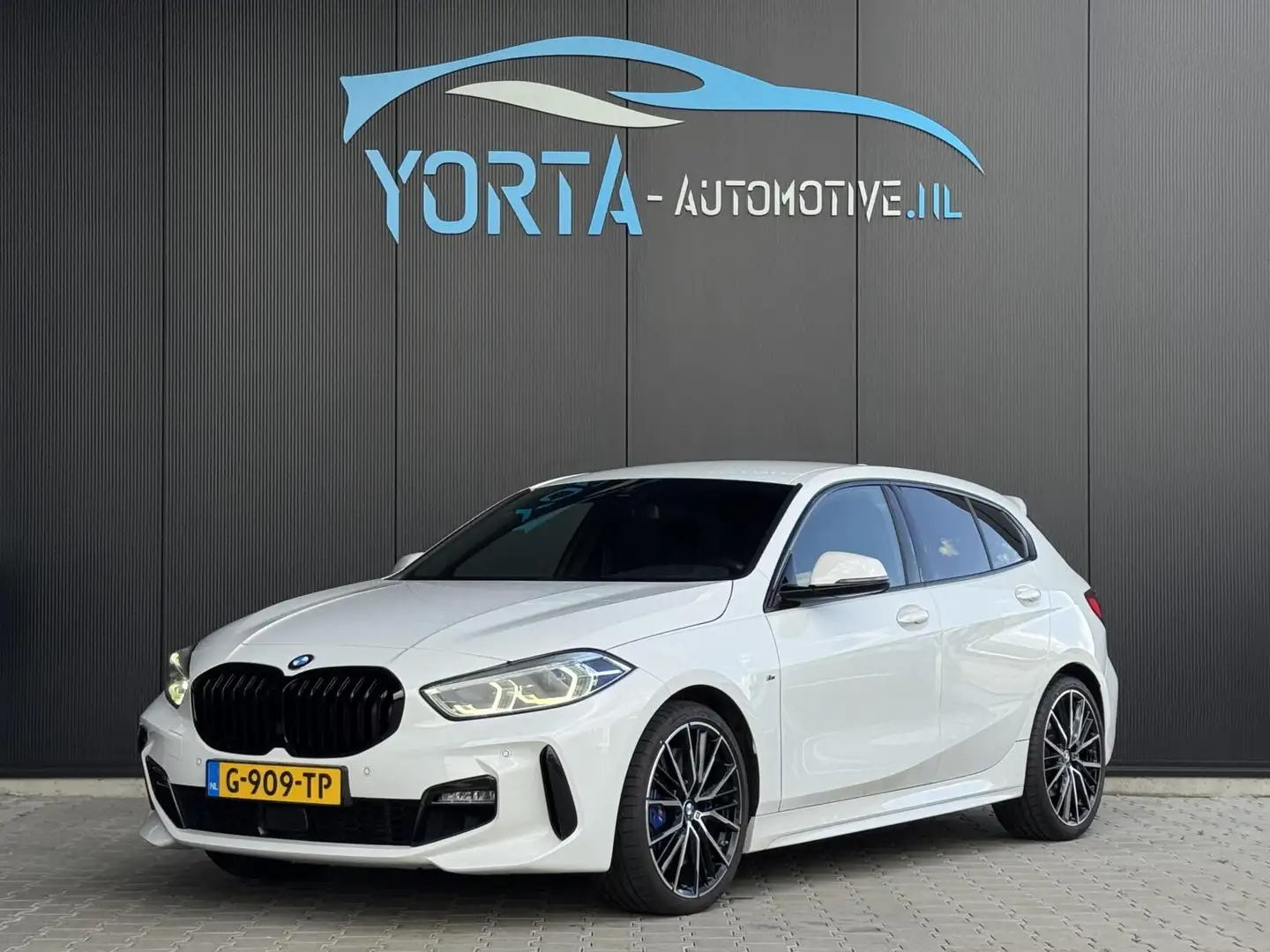 BMW 118 1-serie 118i M Sport NL AUTO*SCHAALSTOEL*19 INCH*V Wit - 1