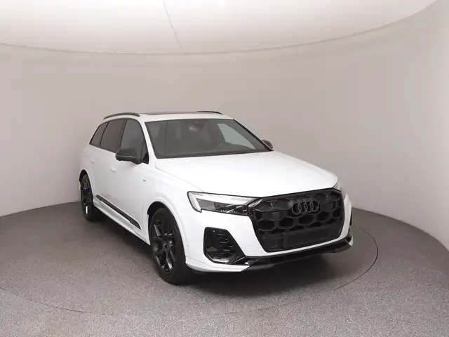 Audi Q7 view 3