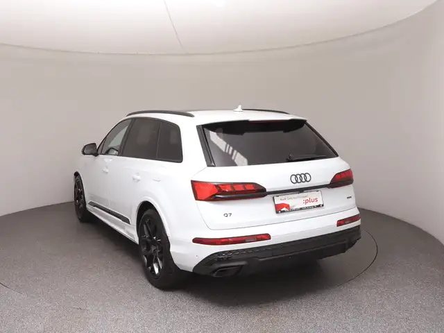 Audi Q7 view 6