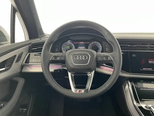 Audi Q7 view 10