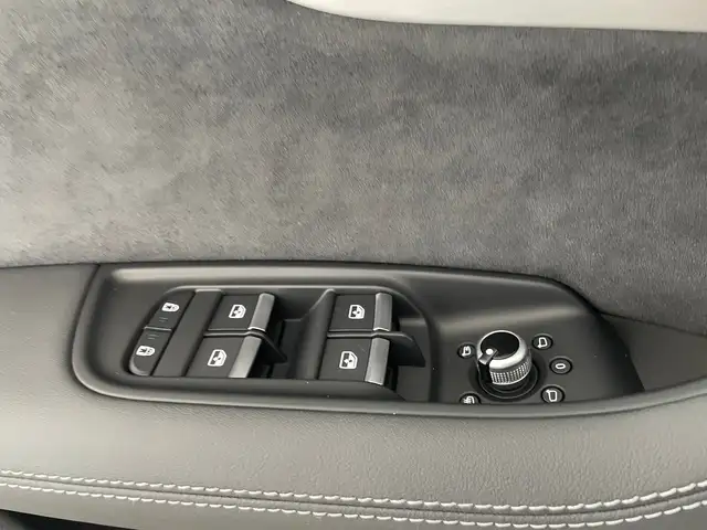 Audi Q7 view 11