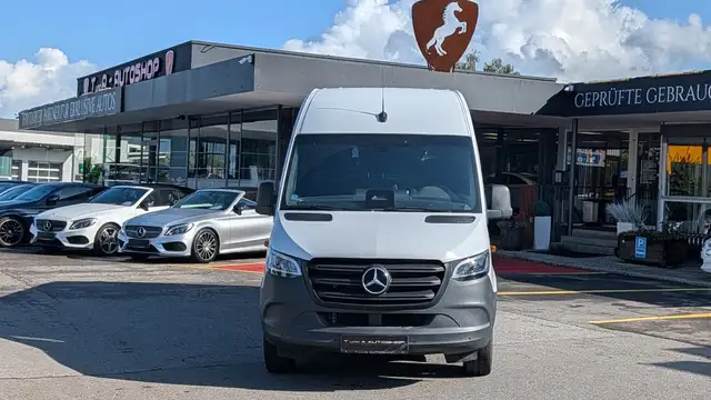Mercedes-Benz Sprinter view 2