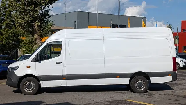 Mercedes-Benz Sprinter view 4
