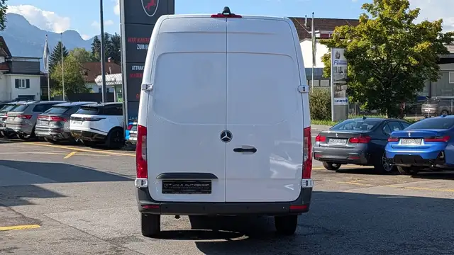 Mercedes-Benz Sprinter view 5