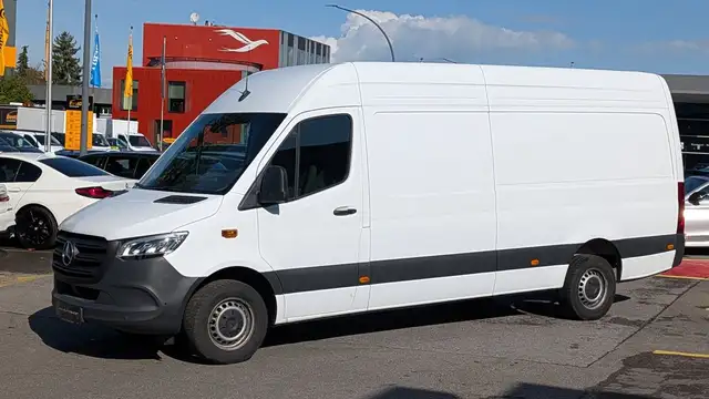 Mercedes-Benz Sprinter view 3