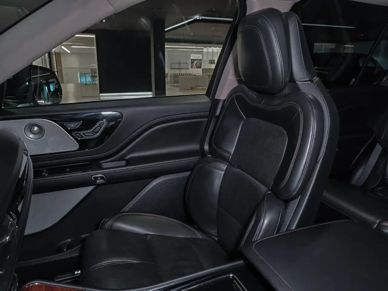 Lincoln Aviator снимка Lincoln Aviator