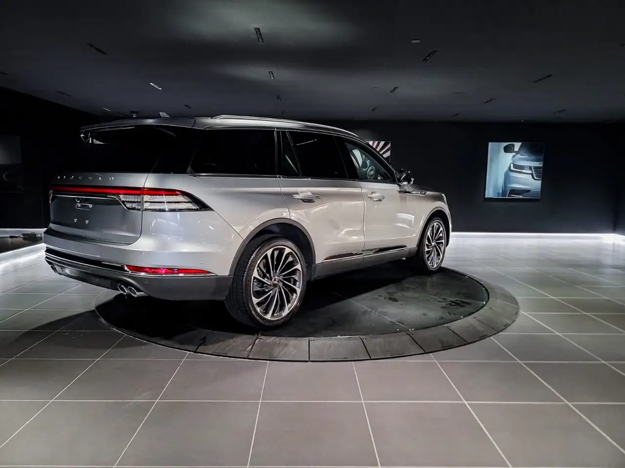 Lincoln Aviator снимка Lincoln Aviator