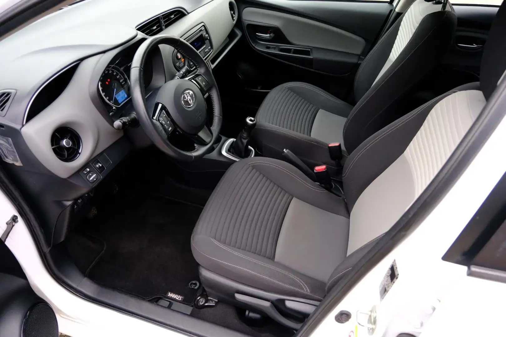 Toyota Yaris 1.0 VVT-i Comfort 5-drs *70.130km!* Airco|Lanewarn Wit - 2