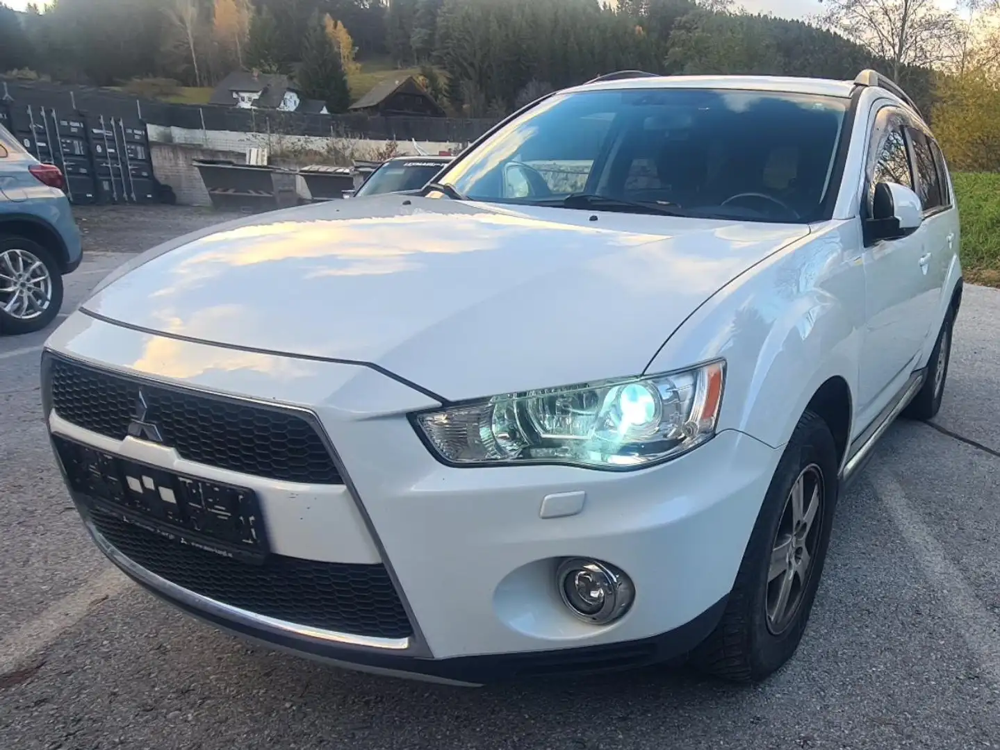 Mitsubishi Outlander Invite 4WD Weiß - 1