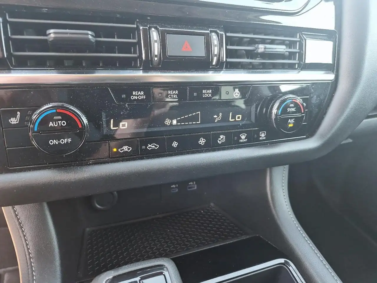 Nissan Pathfinder photo Nissan Pathfinder