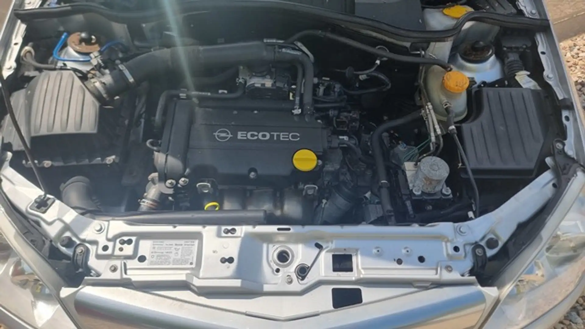 Opel Tigra TWINPORT ROADSTER COUPE 1,4 Easytronic Silber - 2