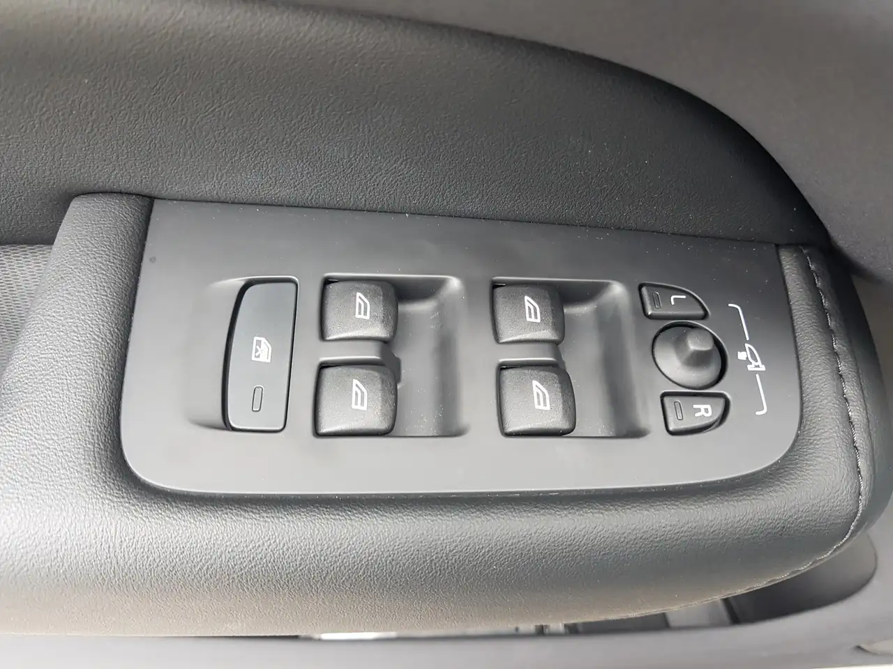 Volvo XC60 снимка Volvo XC60
