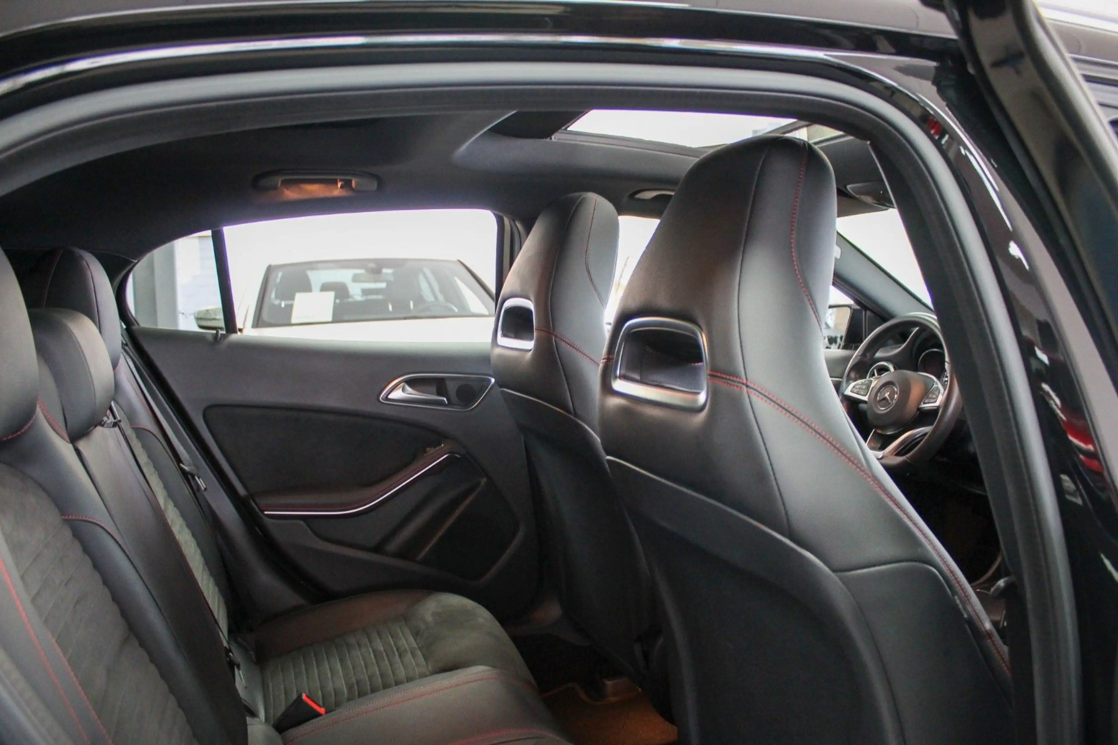 Mercedes-Benz GLA 250 4Matic AMG-Line Automatik Pano Kamera — photo 15