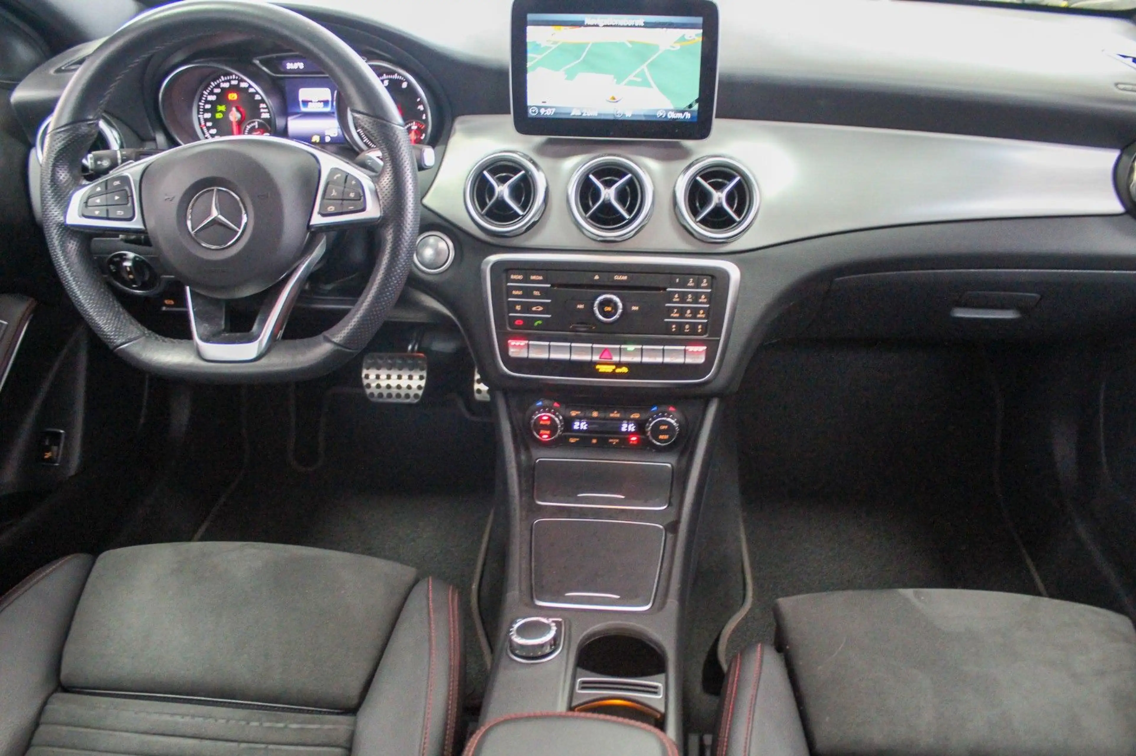 Mercedes-Benz GLA 250 4Matic AMG-Line Automatik Pano Kamera — photo 8