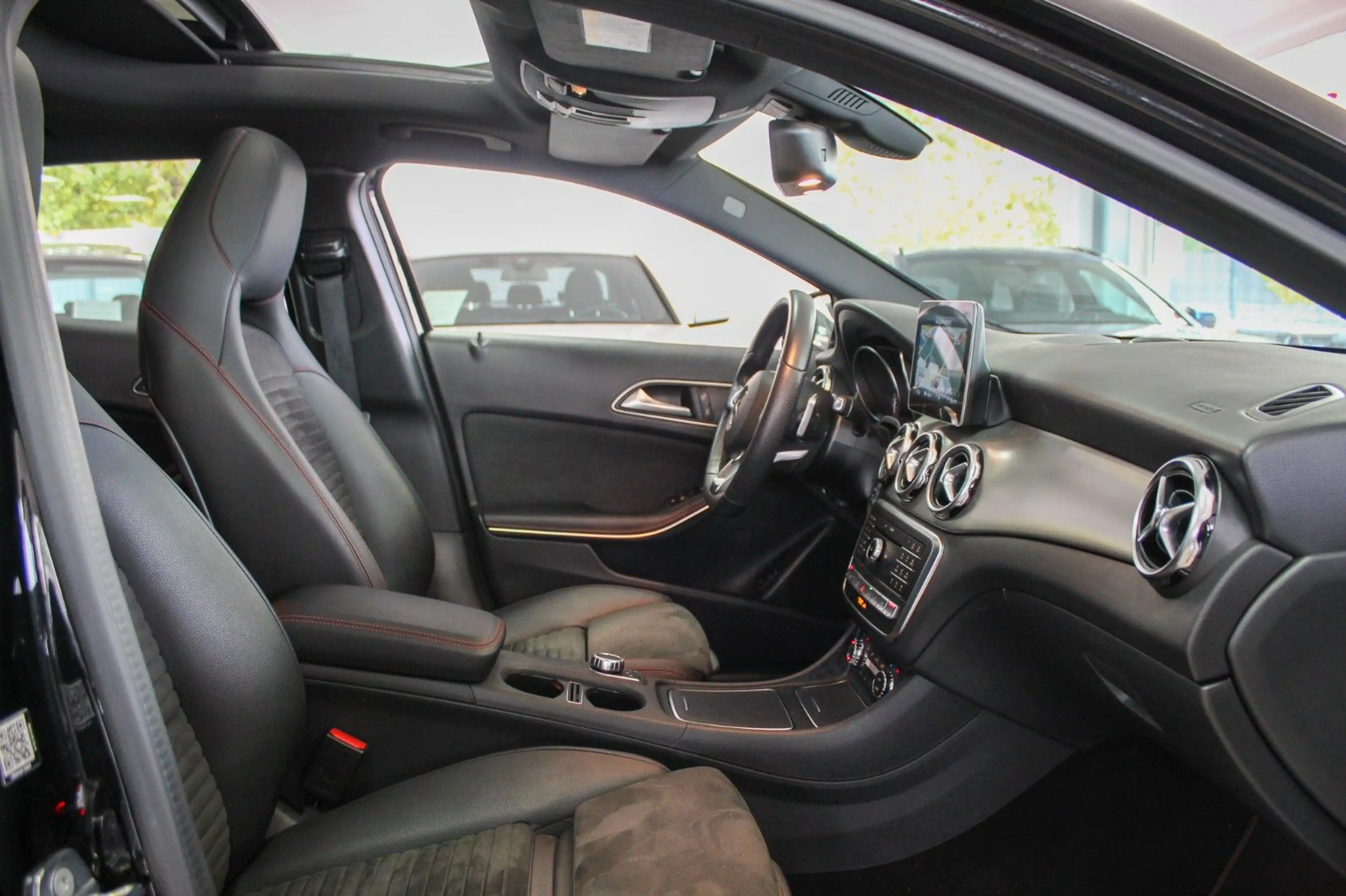 Mercedes-Benz GLA 250 4Matic AMG-Line Automatik Pano Kamera — photo 13