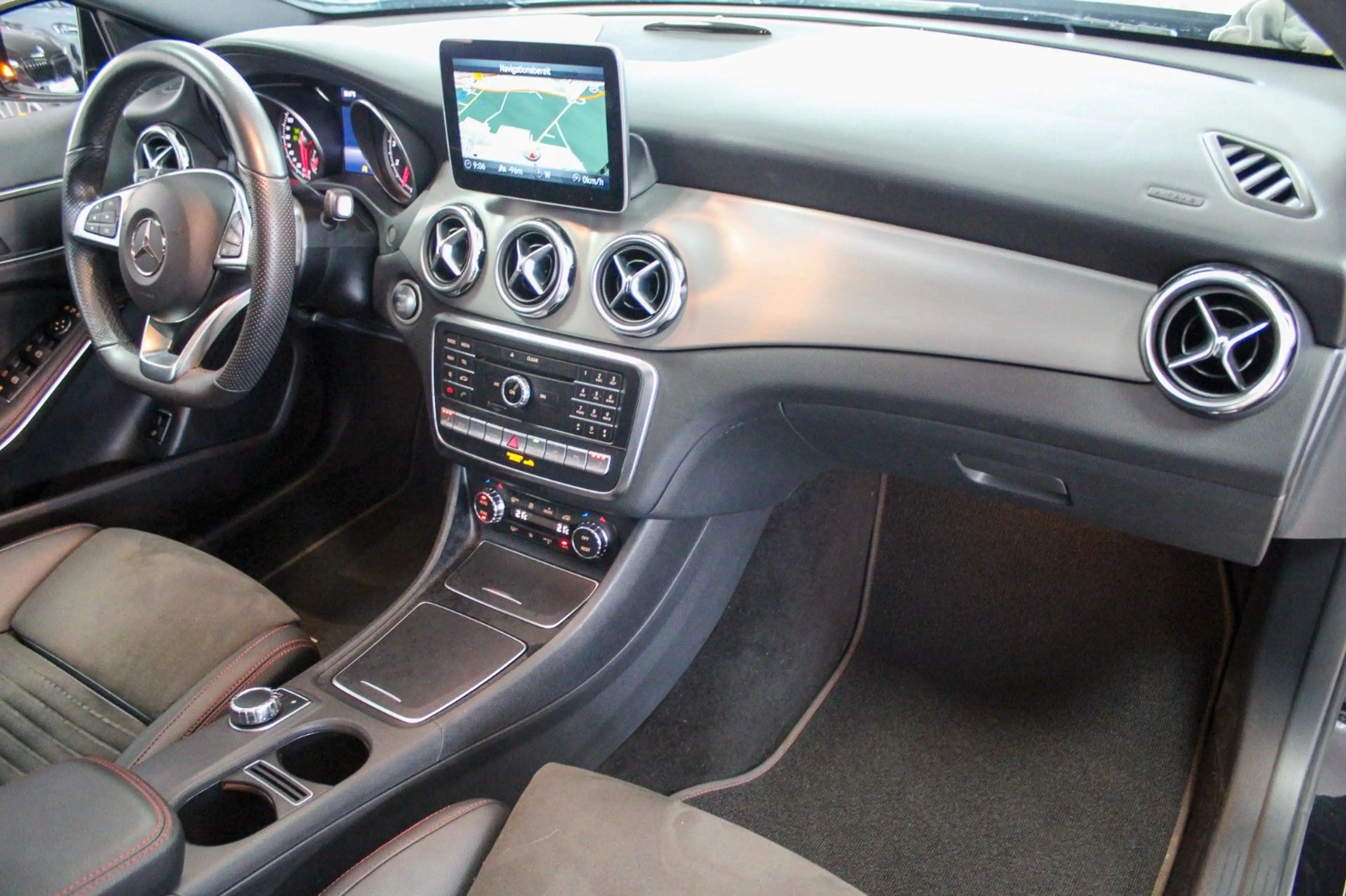 Mercedes-Benz GLA 250 4Matic AMG-Line Automatik Pano Kamera — photo 14
