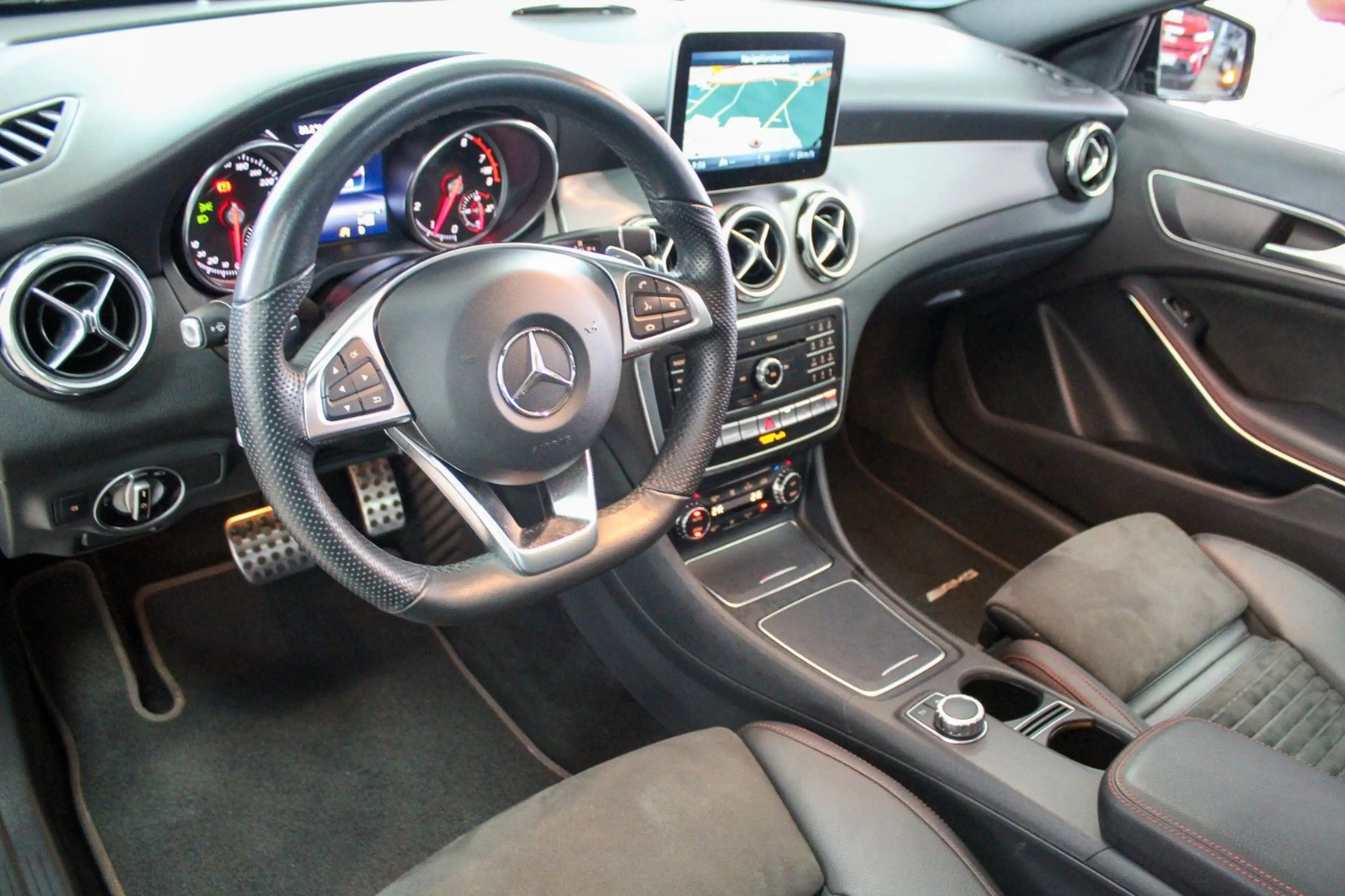 Mercedes-Benz GLA 250 4Matic AMG-Line Automatik Pano Kamera — photo 12